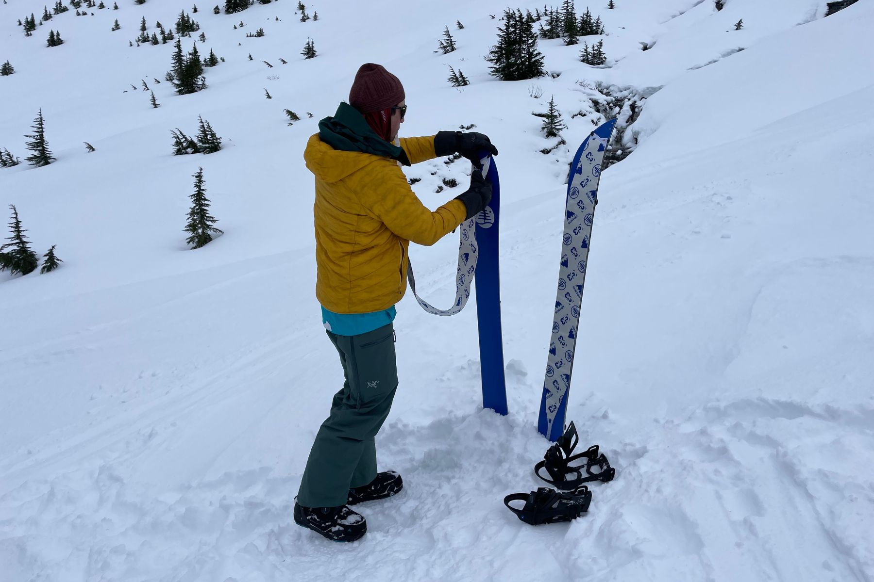 burton-x-g3-universal-splitboard-skins-on-snow
