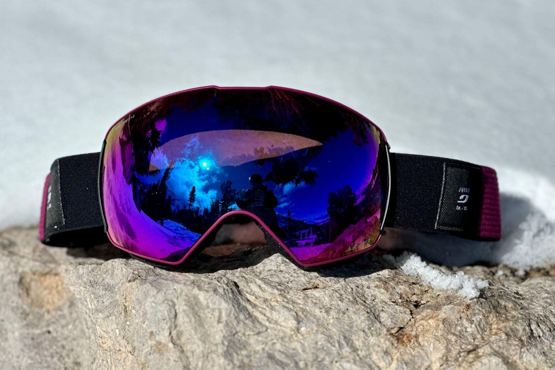julbo-lightyear-ski-and-snowboarding-goggles-featured