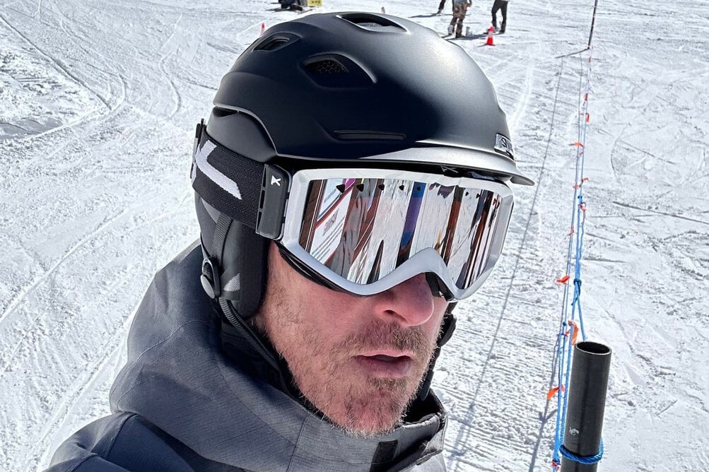 blue tomato snowboard helmet Top snow helmets, goggles, gloves and beanies for winter 25/26